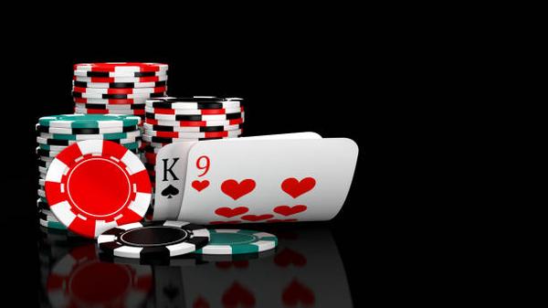 The Benefits of Playing QQ Poker Online for Social Interaction